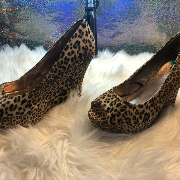 Open Toe Leopard Print Wedges - Picture 2 of 5